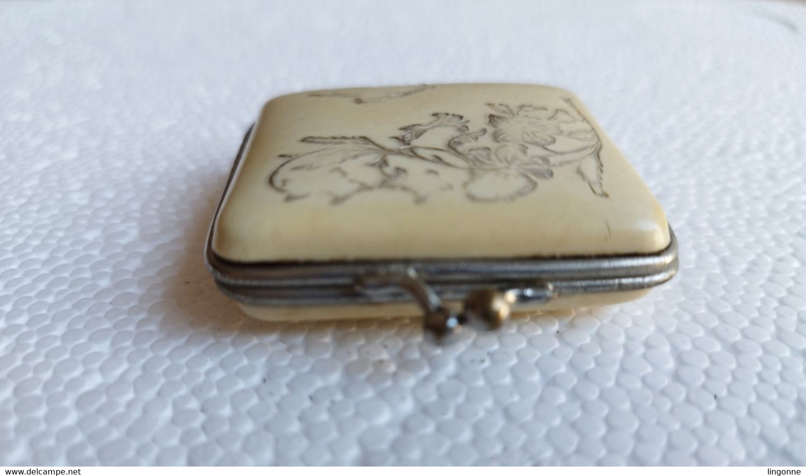 Ancien petit porte-monnaie en celluloïd à décor argenté Année 1900