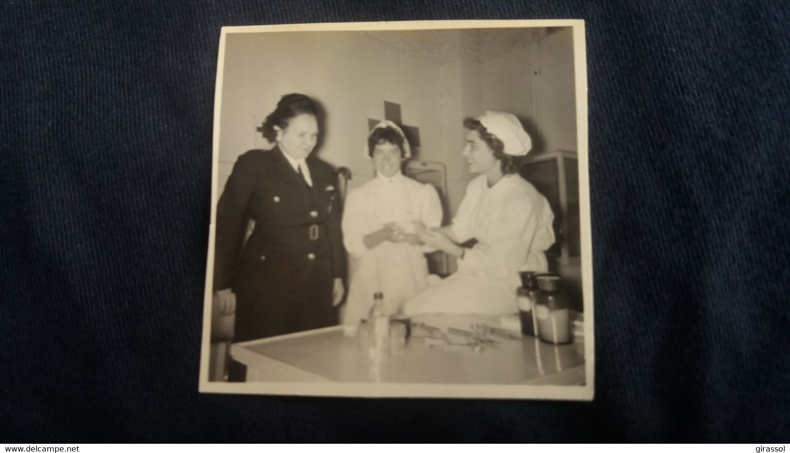 PHOTO DE 3  FEMMES DONT UNE CHEF ARMEE ? TRAVAILLANT A LA CROIX ROUGE 1952   FORMAT 6 PAR 6 CM - Personas Anónimos