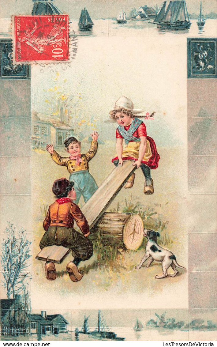 Jolie CPA Enfants Sur Un Tronc Et Une Planche En Train De Jouer à La Balançoire - Illustration - Chien - Regionale Spelen