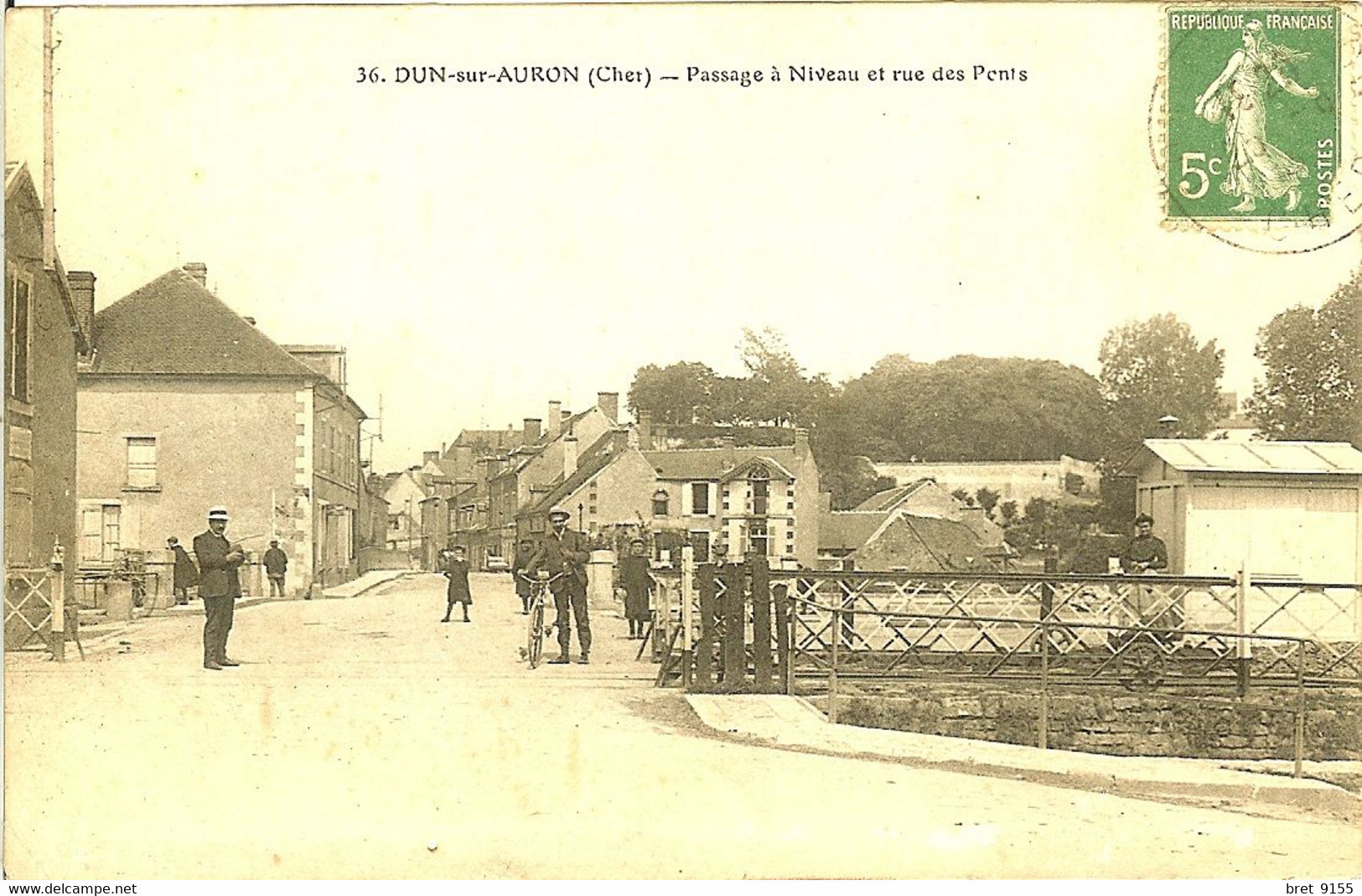 18 DUN SUR AURON PASSAGE A NIVEAU DANS LA RUE DES PONTS - Dun-sur-Auron