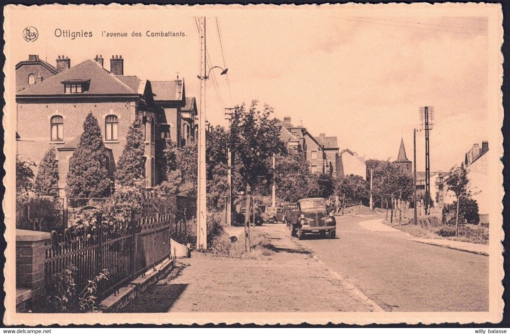 +++ CPA - OTTIGNIES - Avenue Des Combattants - Camion  // - Ottignies-Louvain-la-Neuve