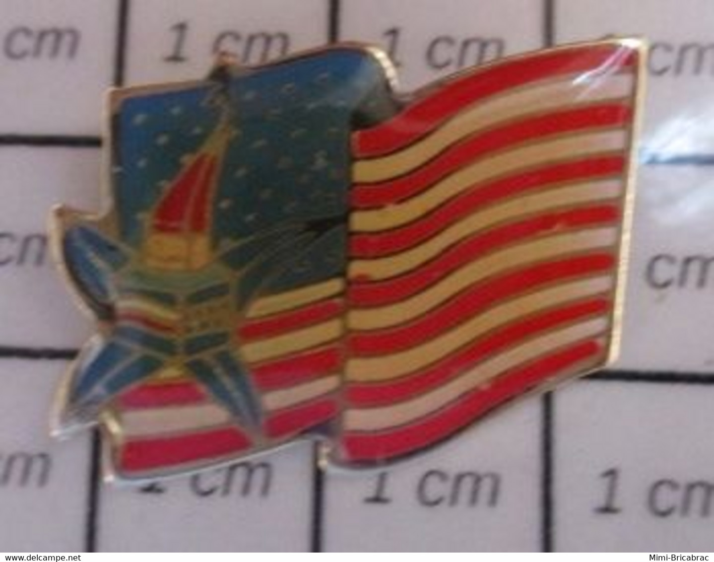 3222 Pin's Pins / Beau Et Rare / THEME : JEUX OLYMPIQUES / ALBERTVILLE 92 MASCOTTE + DRAPEAU USA Pas Top - Jeux Olympiques