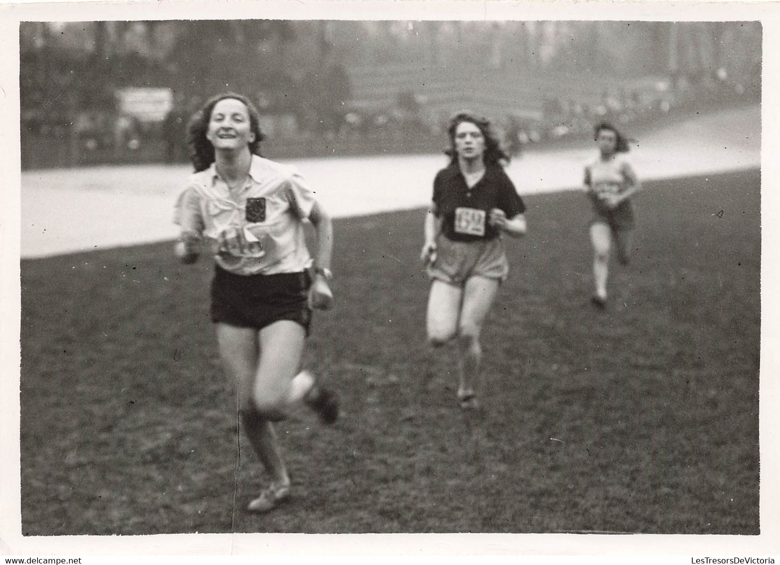 Photo 18 Fev 1945 - Femmes Avec Dossarts - Sport - Le Photographe Des Sportifs JAC  - 18x13cm - Deportes