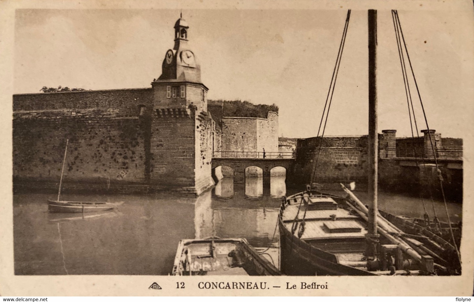 Concarneau - Vue Sur Le Beffroi - Bateau - Concarneau