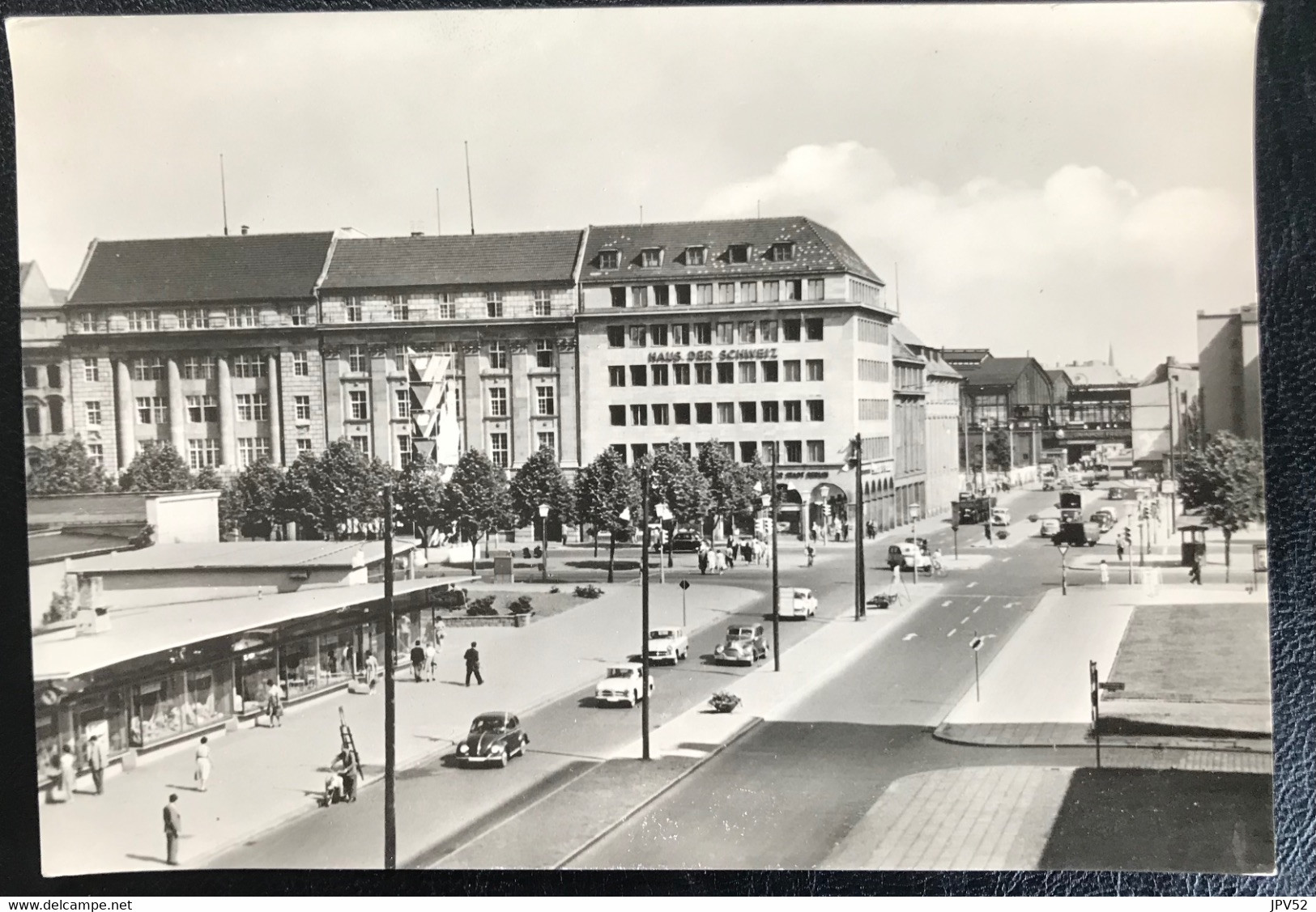 (6054) Friedrichstrasse - Ecke Unter Der Linden - Haus Der Schweiz - Volkswagen Kever - Friedrichshain