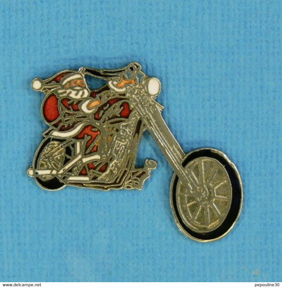 1 PIN'S //  ** MOTO / LE PÈRE NOËL SUR SON CHOPPER HARLEY DAVIDSON ** - Noël