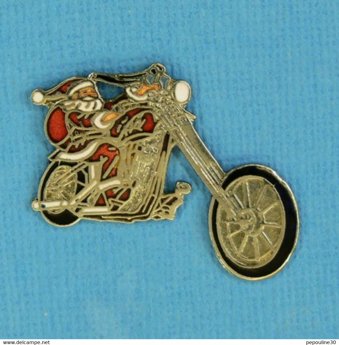 1 PIN'S //  ** MOTO / LE PÈRE NOËL SUR SON CHOPPER HARLEY DAVIDSON ** - Christmas