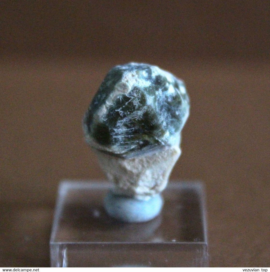 Green Grossular Crystal On Matrix - Minéraux