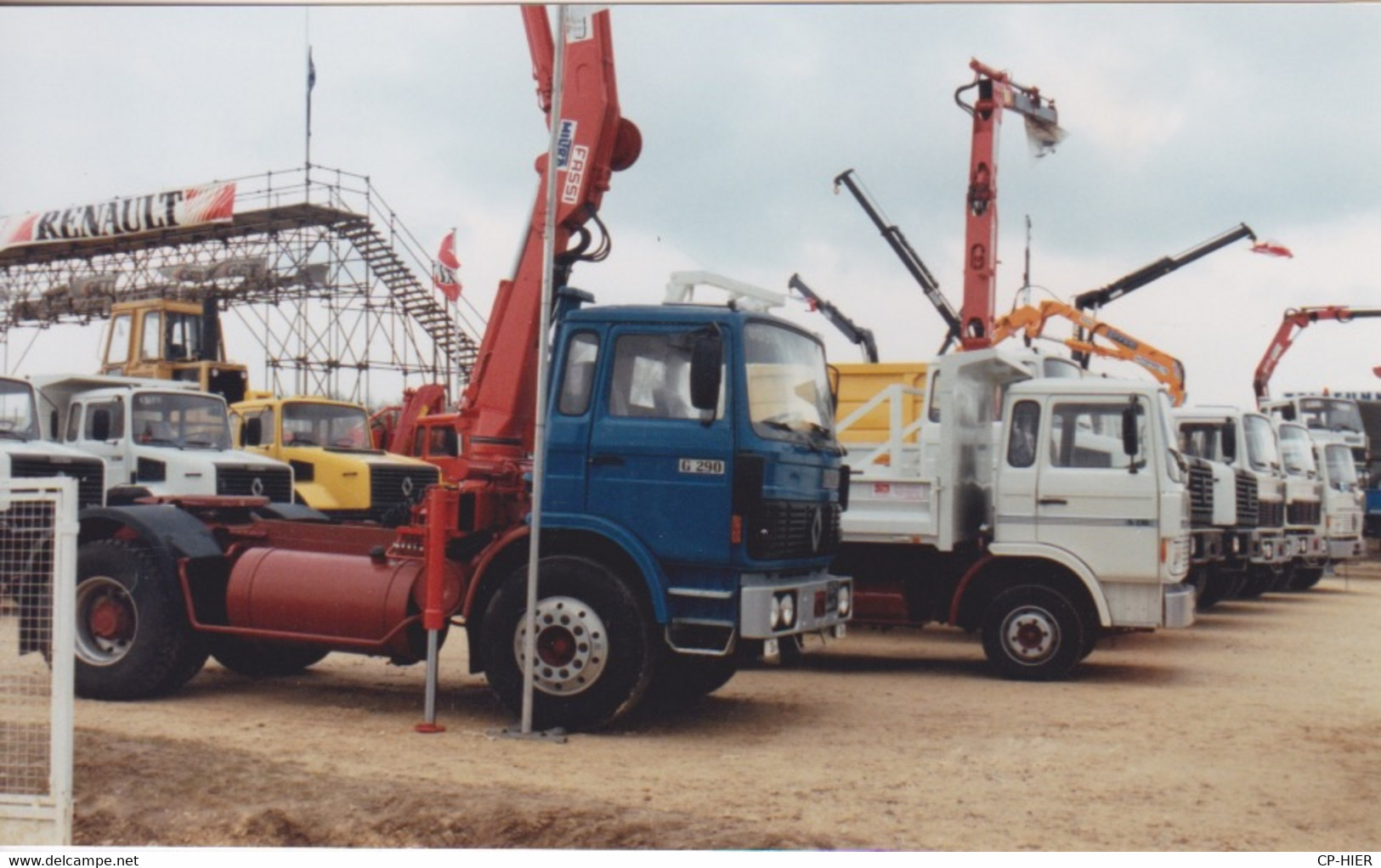 TRANSPORT - CAMION - POIDS LOURD  - RENAULT - EXPOSITION TRACTEUR AVEC BRAS DE LEVAGE - G 290 AU PREMIER PLAN - Camión & Camioneta