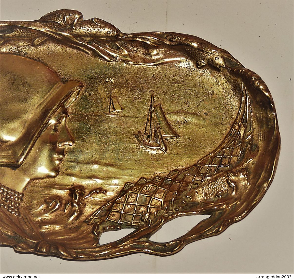 ART NOUVEAU VIDE POCHE EN BRONZE DORE UNE BRETONNE BATEAUX DE PECHE POISSONS TBE  SIGNE CHALONS SUR MARNE - Art Nouveau / Art Déco