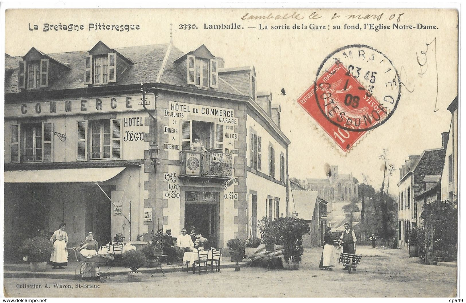 22  LAMBALLE  LA SORTIE DE LA GARE AU FOND L' EGLISE NOTRE - DAME - Lamballe