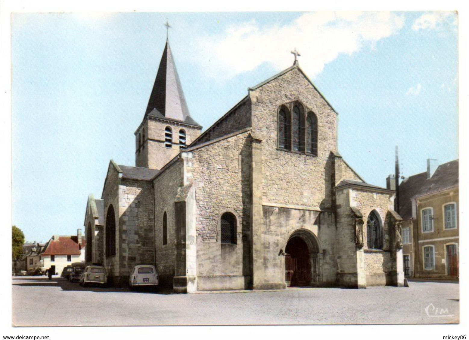 SAINT PIERRE LE MOUTIER  - 1973--  L'église .(voitures)..cachet  St Pierre Le Moutier-58..........à Saisir - Saint Pierre Le Moutier