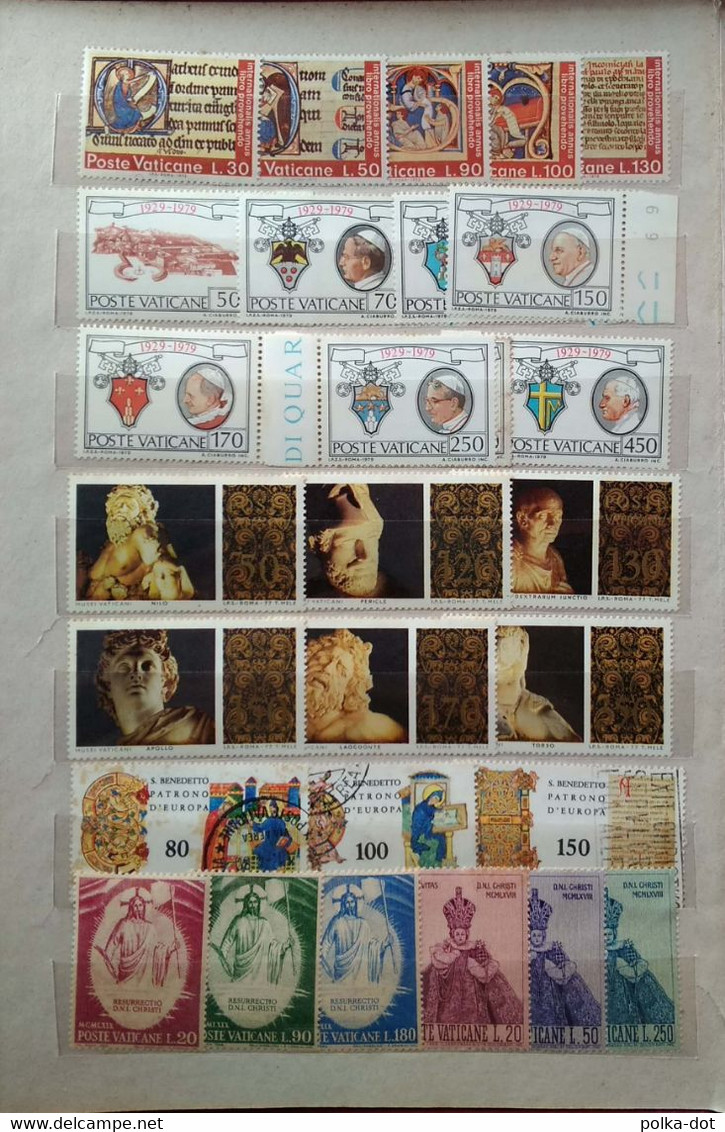Vatican Large 10 Page Coll Mint And Used 240 Diff Early To Modern Period - Sammlungen