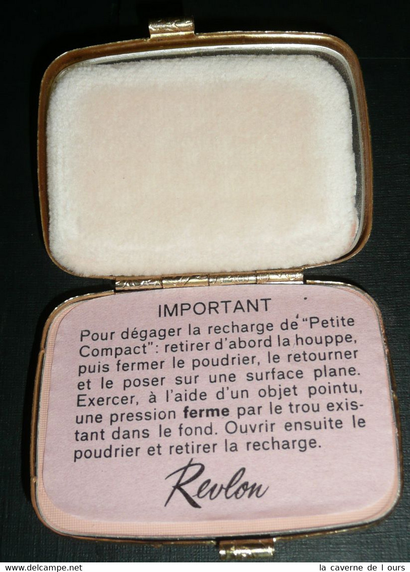 Rare Poudrier Vintage Neuf En Métal Doré Avec Sa Boite REVLON Rachel, Décor Rinceaux D'acanthes - Accessoires