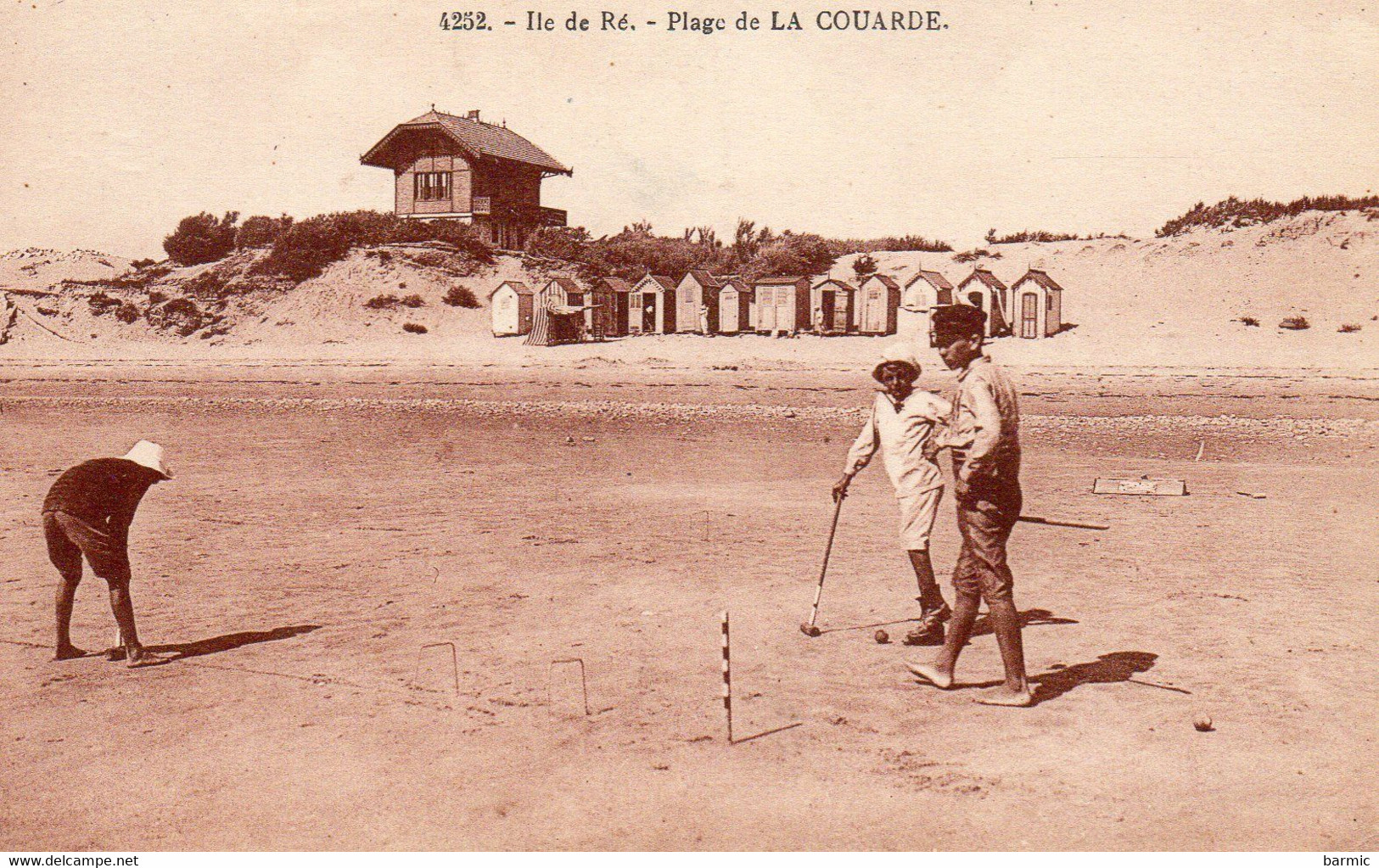 ILE DE RE PLAGE DE LA COUARDE JEU DE CRICKET, CABINES DE PLAGE A VOIR REF 3180 - Cricket