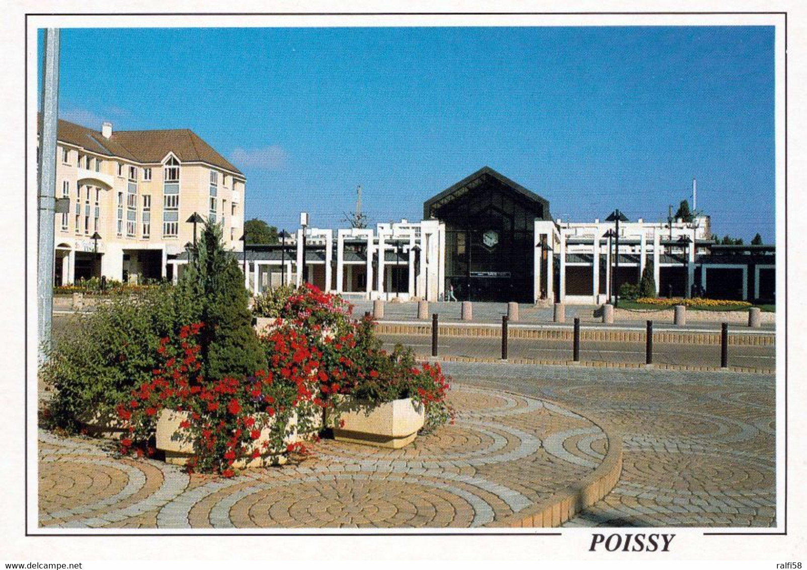 1 AK Frankreich * Poissy - La Place Georges Pompidou Et La Gare - Département Yvelines * - Poissy