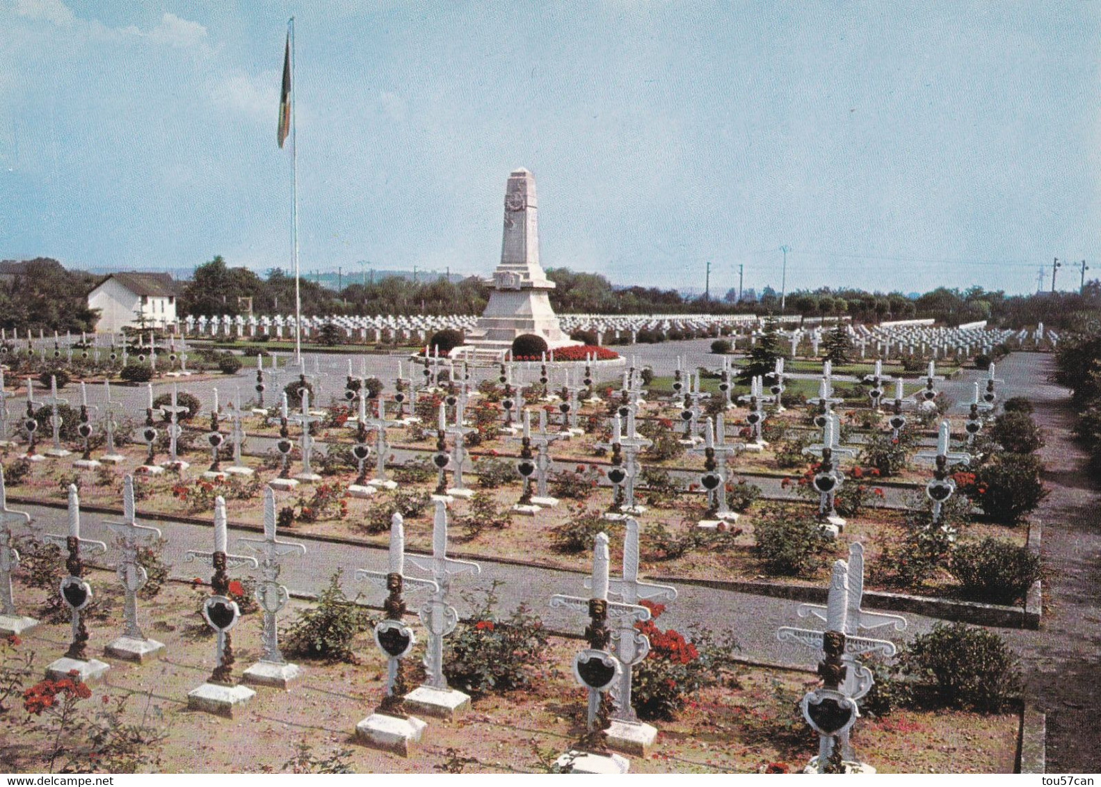 THIONVILLE - MOSELLE - (57) - CPSM DENTELEE DES ANNEES 1950/1960...LE CIMETIERE MILITAIRE..... - Thionville