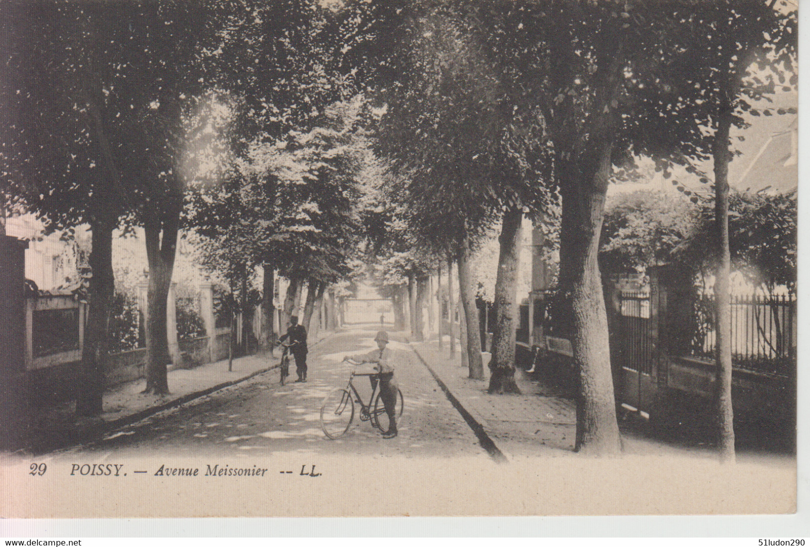 CPA Poissy - Avenue Meissonier (animation Avec Cyclistes) - Poissy