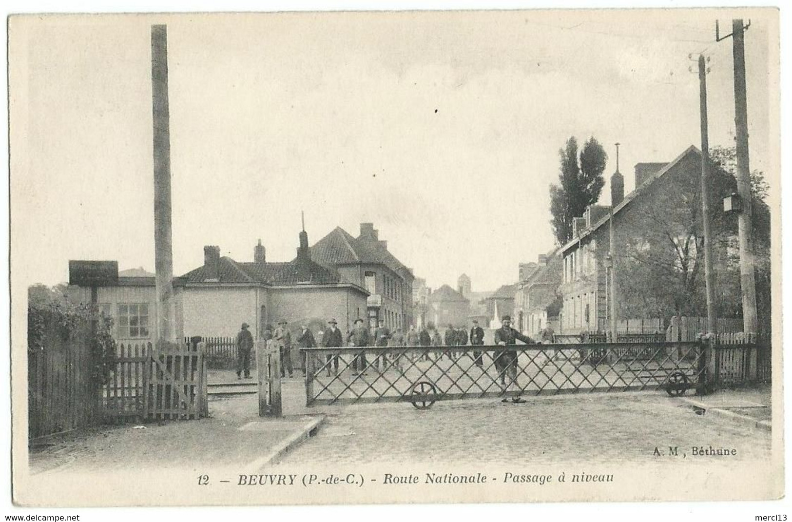 BEUVRY (62) – Route Nationale. Passage à Niveau. Editeur A. M. Béthune, N° 12. - Beuvry