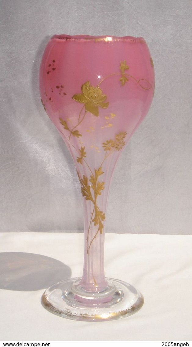 Vase Opaline Rose Et Fleurs Or En Relief .Décor Or En Bon état. Hauteur 25 Cm - Diamètre 10 Cm - Poids 565 Grs - - Jarrones