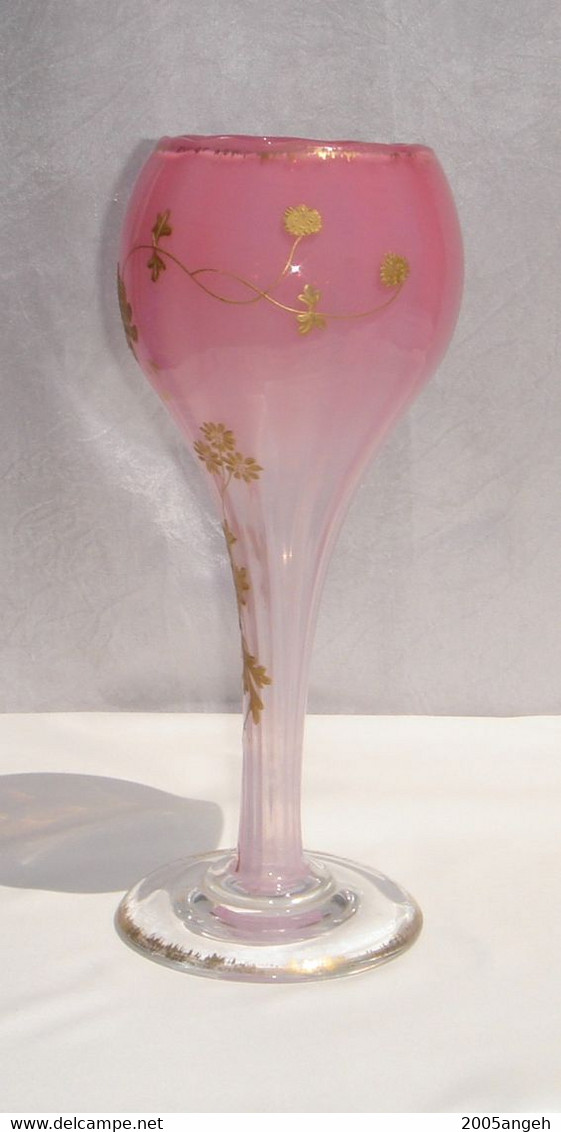 Vase Opaline Rose Et Fleurs Or En Relief .Décor Or En Bon état. Hauteur 25 Cm - Diamètre 10 Cm - Poids 565 Grs - - Vasi