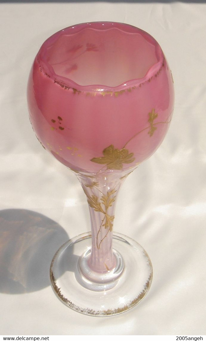 Vase Opaline Rose Et Fleurs Or En Relief .Décor Or En Bon état. Hauteur 25 Cm - Diamètre 10 Cm - Poids 565 Grs - - Vasi