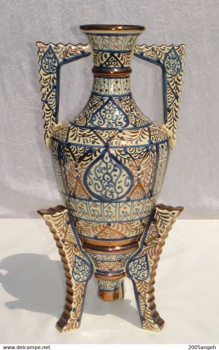 Vase De Manises Avec Son Trépied En Bon état - Hauteur Total 34 Cm - Diamètre 13 Cm - Poids 1213 Grs . - Manises (ESP)