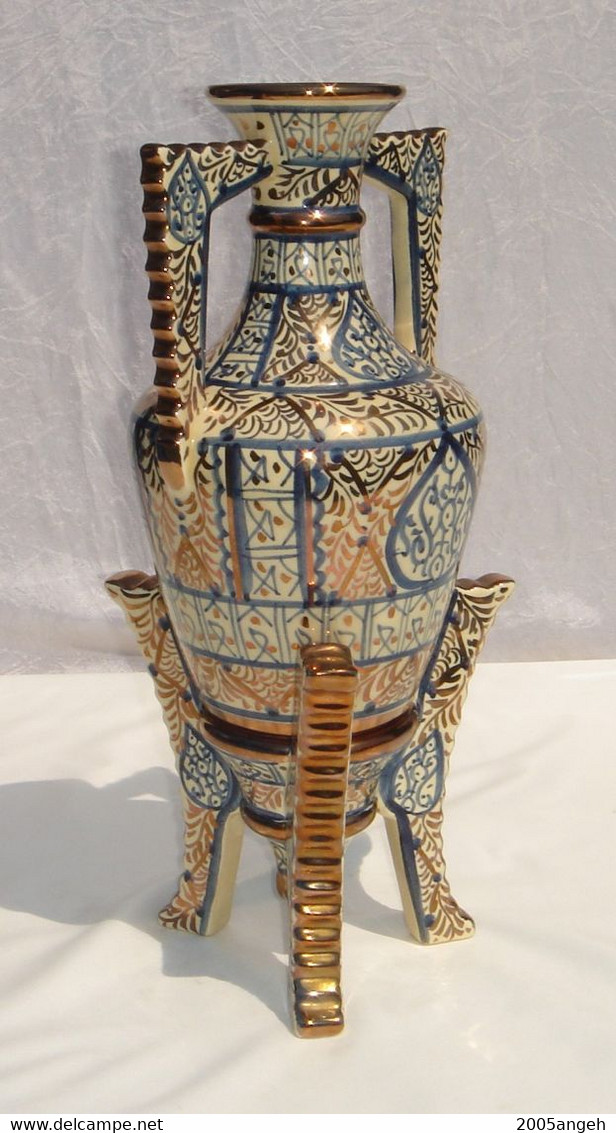 Vase De Manises Avec Son Trépied En Bon état - Hauteur Total 34 Cm - Diamètre 13 Cm - Poids 1213 Grs . - Manises (ESP)