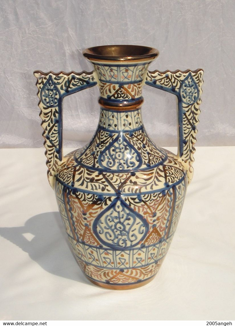 Vase de Manises avec son trépied en bon état - Hauteur total 34 cm - Diamètre 13 cm - Poids 1213 grs .