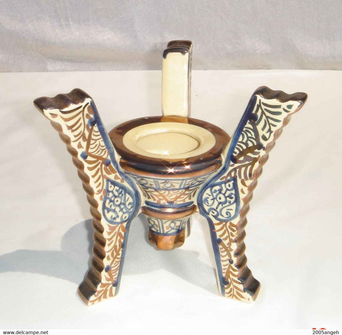 Vase de Manises avec son trépied en bon état - Hauteur total 34 cm - Diamètre 13 cm - Poids 1213 grs .