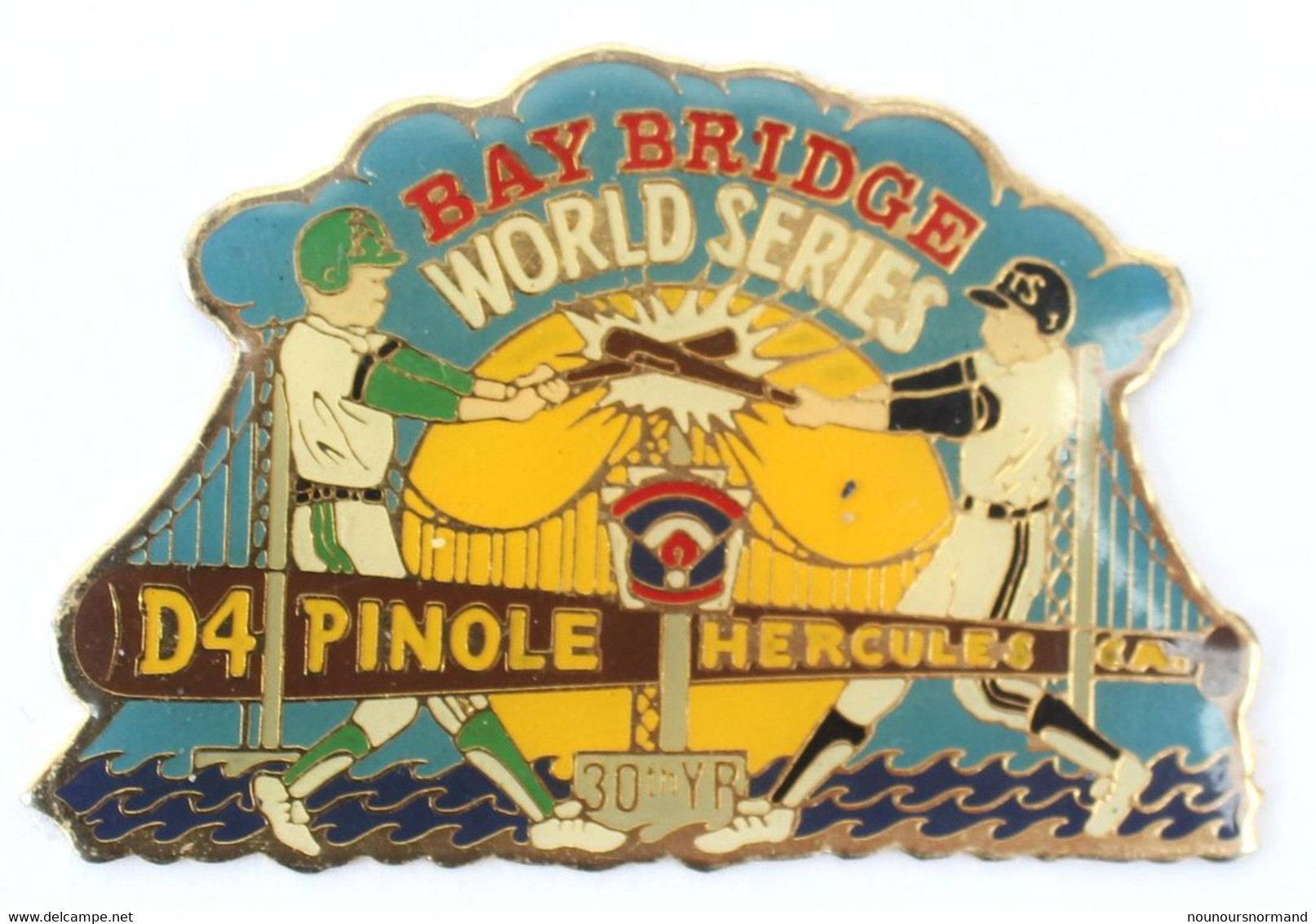 Grand Pin's BAY BRIDGES Worl Séries - D4 PINOLE / HERCULES CA - Joueurs De Base Ball - Pont - Made In Taïwan - L376 - Baseball