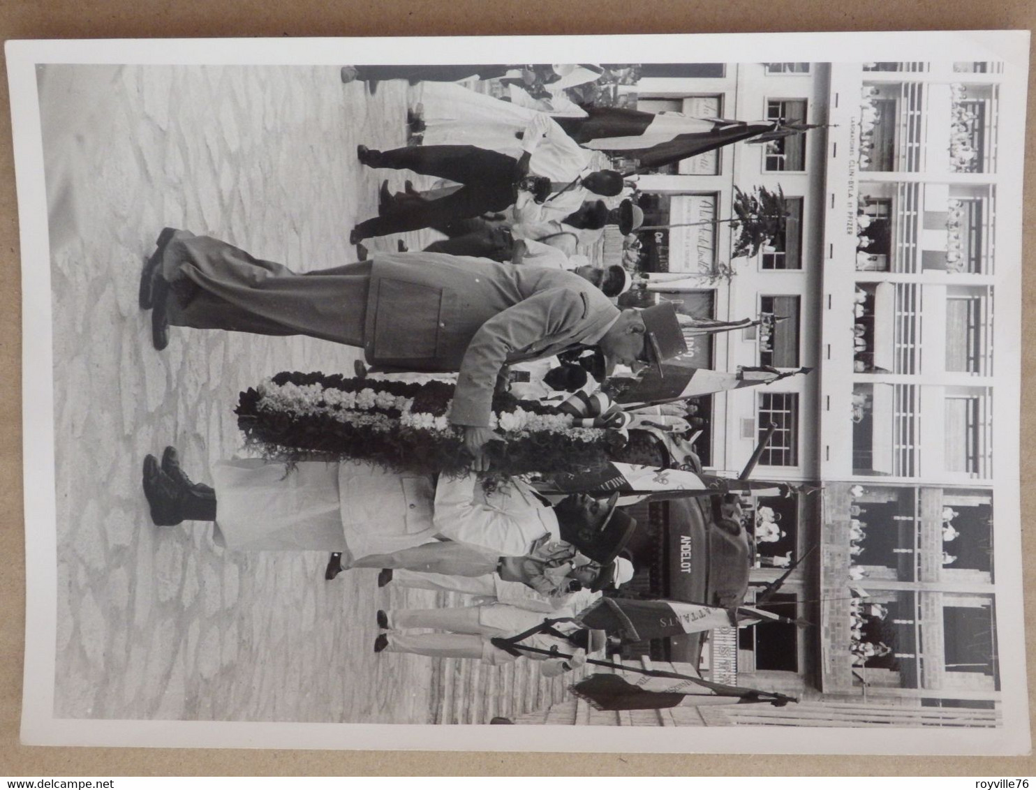 Photo Du Général De Gaulle Déposant Une Gerbe Lors De Son 3éme Voyage à Dakar (Sénégal) (18/13 Cm) 1960 - Guerre, Militaire