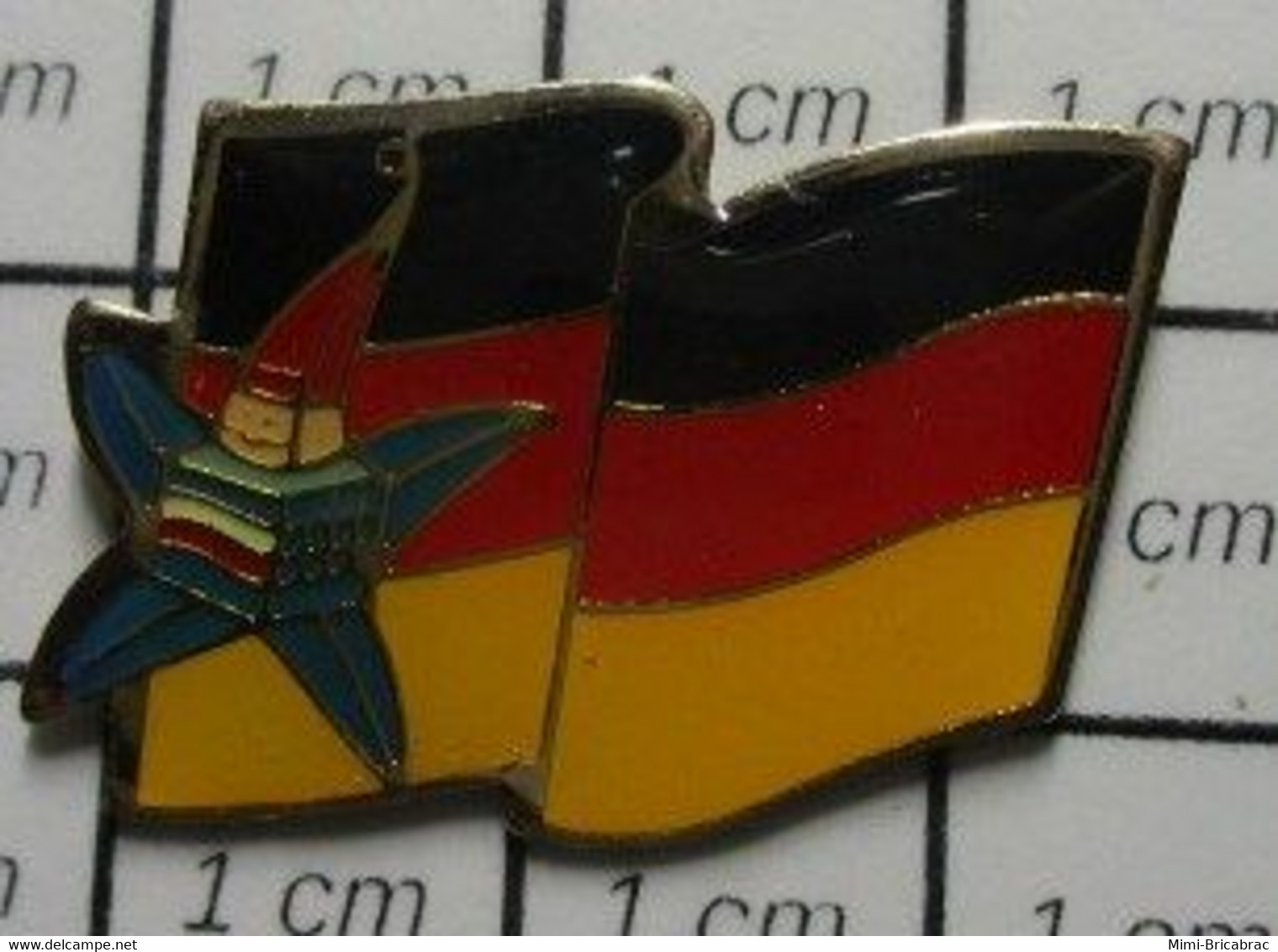 512g2 Pin's Pins / Beau Et Rare / THEME : JEUX OLYMPIQUES / ALBERTVILLE 92 MASCOTTE + DRAPEAU ALLEMAGNE Réunifiée !!! - Jeux Olympiques