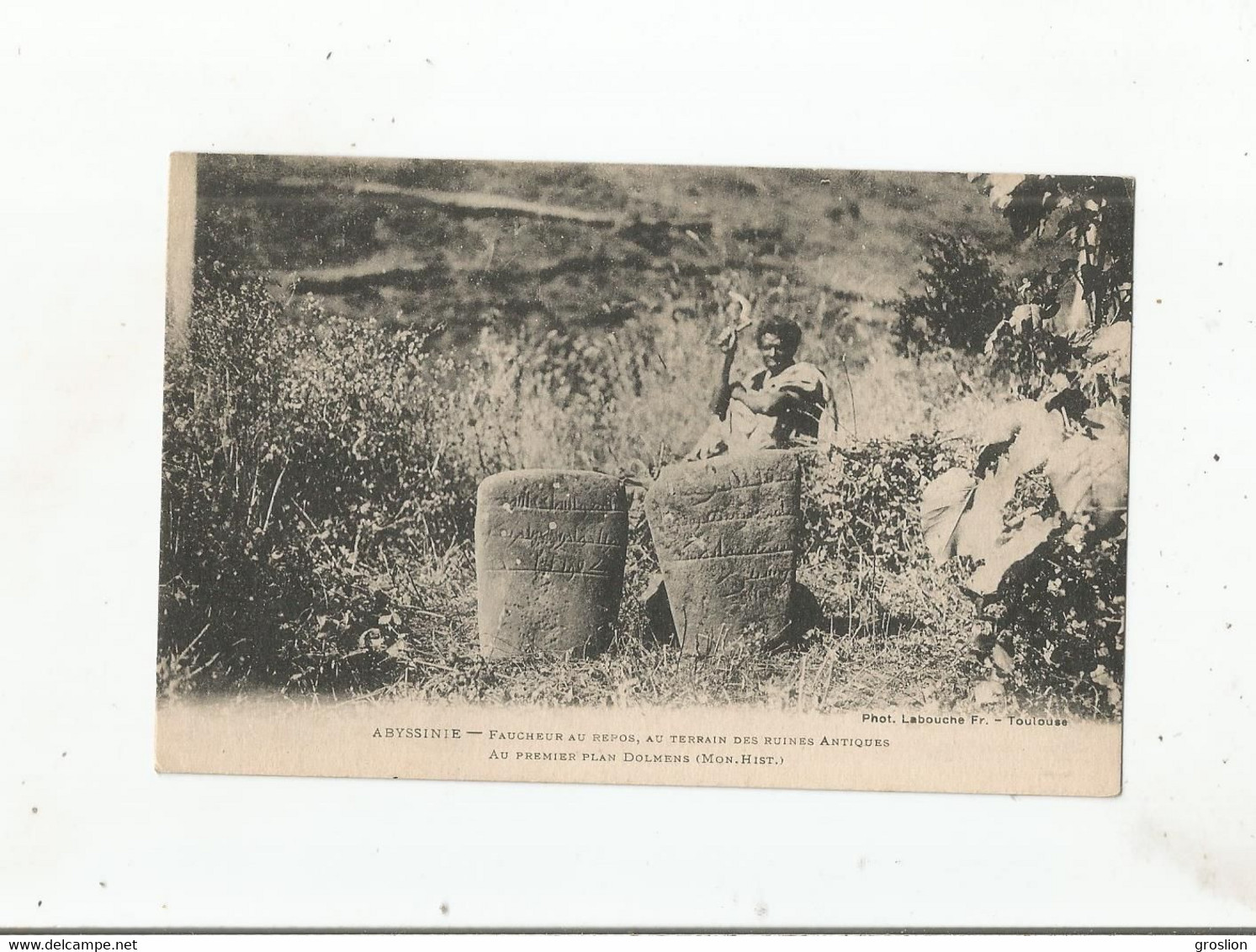 ABYSSINIE FAUCHEUR AU REPOS AU TERRAIN DES RUINES ANTIQUES AU PRMIER PLAN DOLMENS - Ethiopie