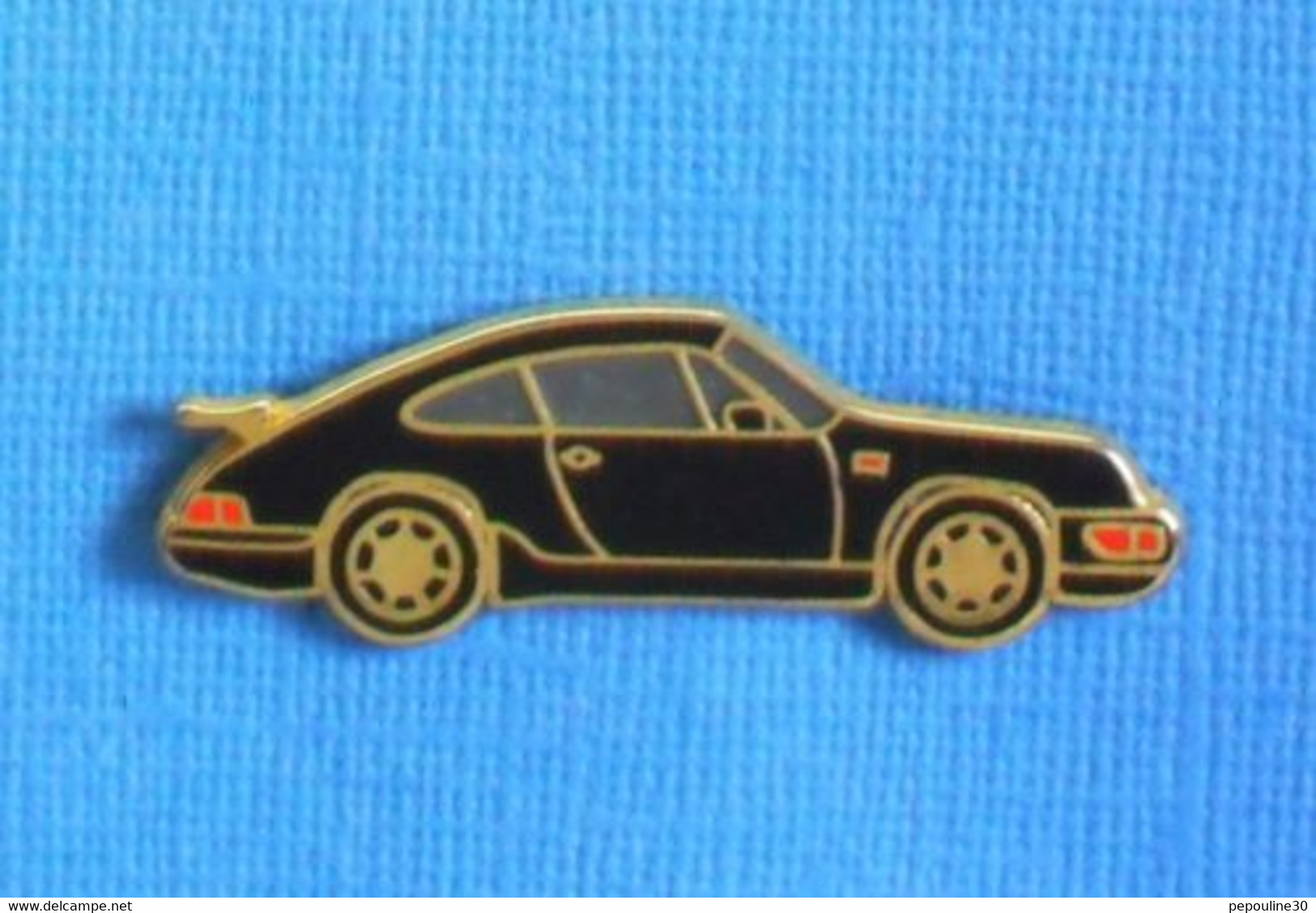 1 PIN'S //  ** PORSCHE 911 CARRERA ** . (Made In France) . Attaches Double - Porsche