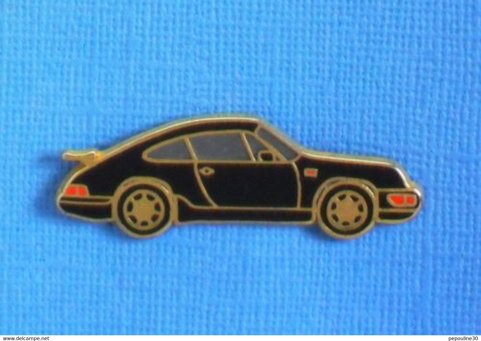 1 PIN'S //  ** PORSCHE 911 CARRERA ** . (Made In France) . Attaches Double - Porsche