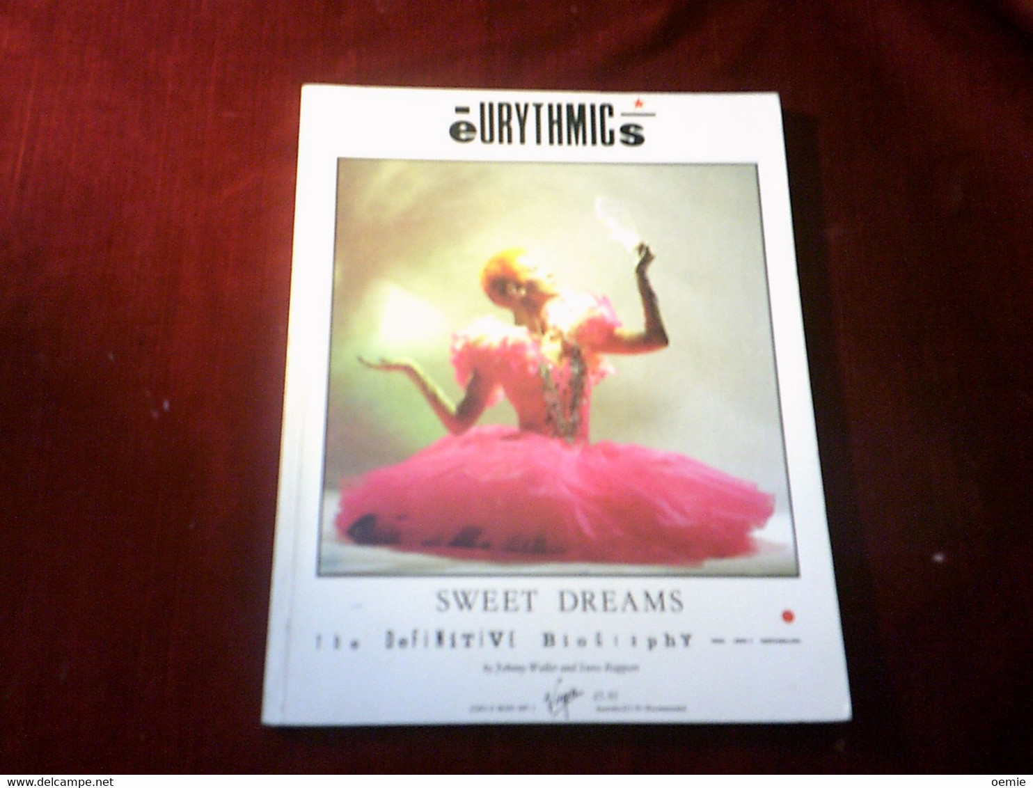 EURYTHMICS  °  SWEET DREAMS   THE DEFINITIVE BIOGRAPHY   ( 1985 ) - Música