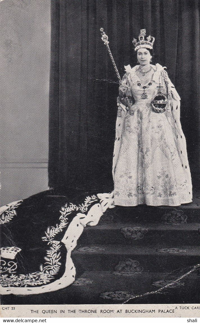 CPSM THE QUEEN IN THE THRONE ROOM AT BUCKINGHAM PALACE - Buckinghamshire