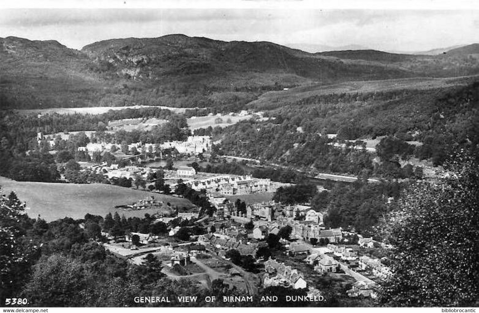 REAL PHOTOGRAPH - SCOTLAND < GENERAL VIEW OF BIRNAM AND DUNKELD - Kinross-shire