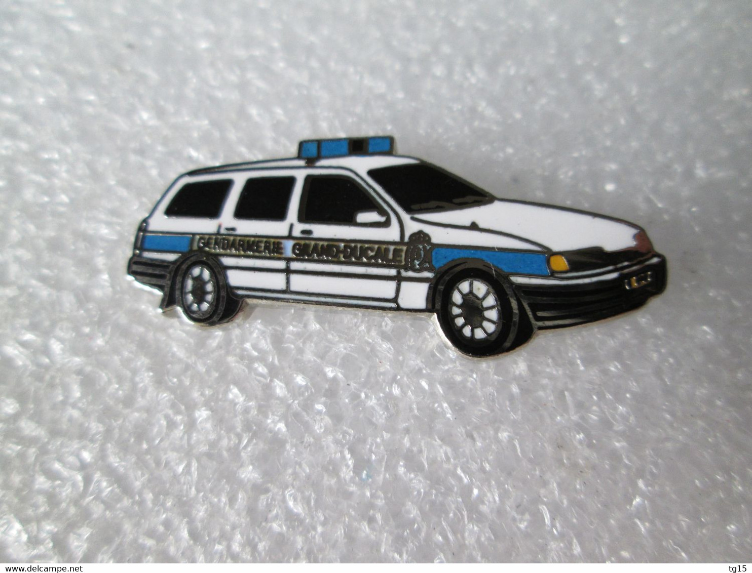 PIN'S  FORD  SIERRA  BREAK  GENDARMERIE     Email Grand Feu  DEHA - Ford