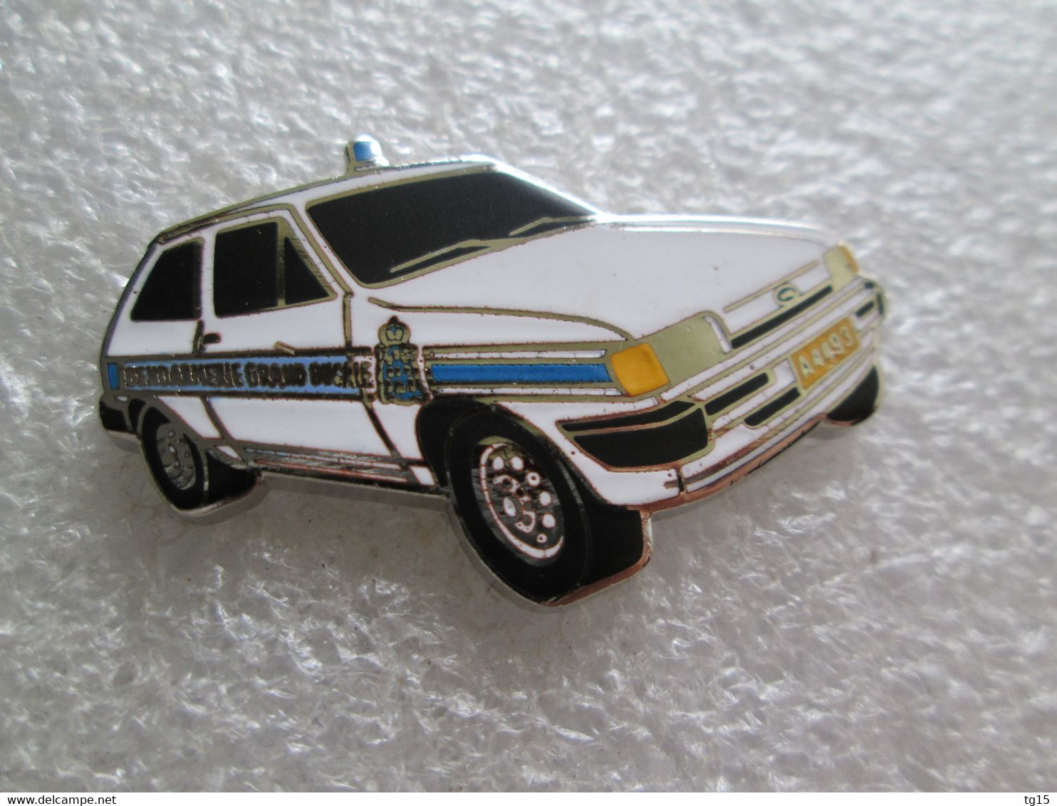 PIN'S  FORD  FIESTA    GENDARMERIE     Email Grand Feu  DEHA - Ford