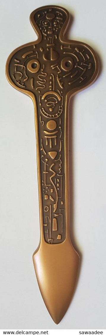 NECESSAIRE DE BUREAU - OBJET MEDAILLE - ROGER VIEILLARD - BRONZE - REINE DE JEU D'ECHEC - SYMBOLE - BRONZE - 1977 - Ouvre-lettres