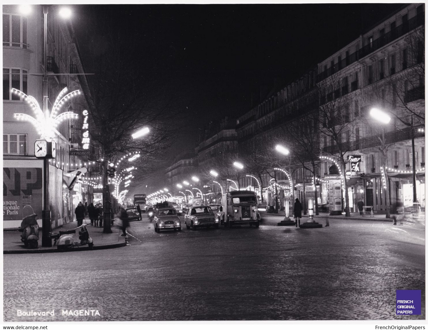 SUPERBE Paris / Boulevard Magenta -Grande Photo De Nuit 1967 Noël Citroën TUBE Scooter Vespa Voiture Renault Jaren C8-30 - Lugares