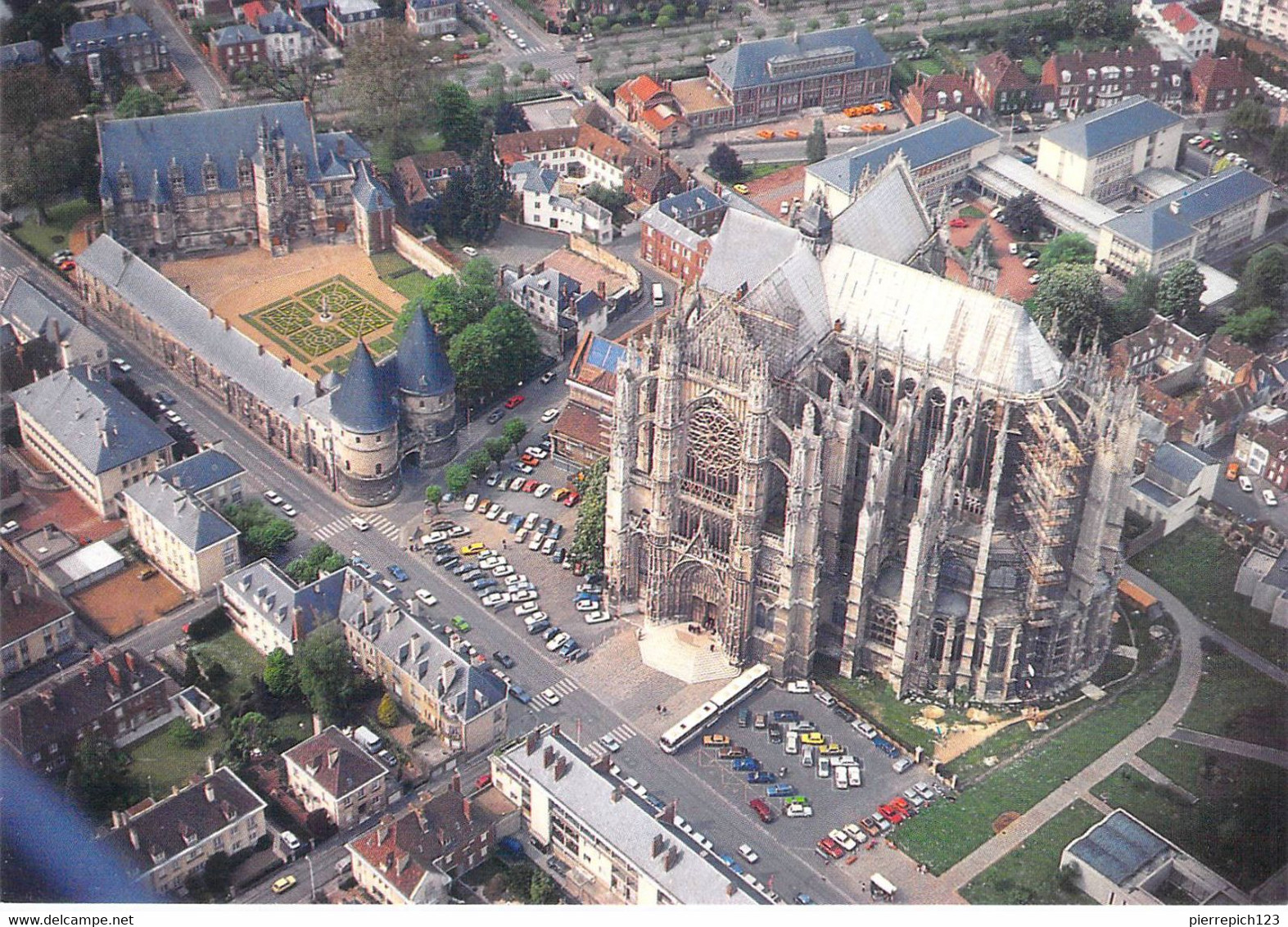 60 - Beauvais - La Cathédrale Saint Pierre Et Son Palais épiscopal - Vue Aérienne - Beauvais