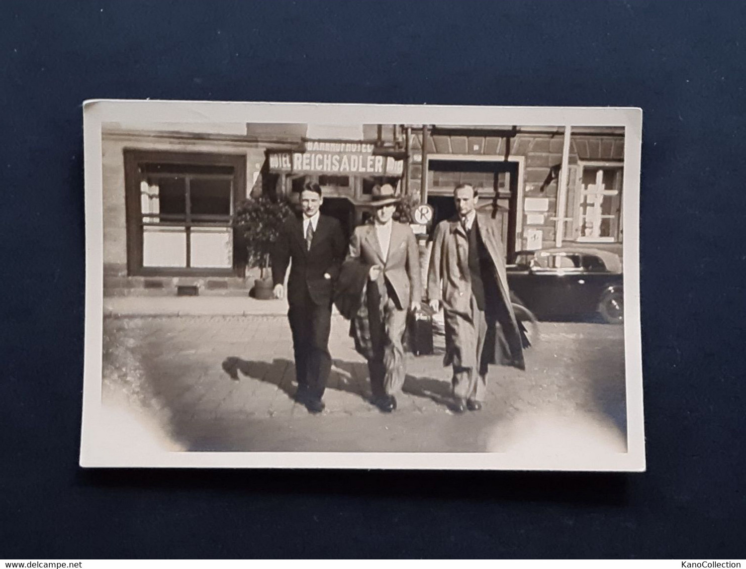 3 Geschäftsmänner Vor Dem Bahnhofshotel Reichsadler, Ort Unbekannt, Sw-Fotografie 5,5 X 9 Cm - Personnes