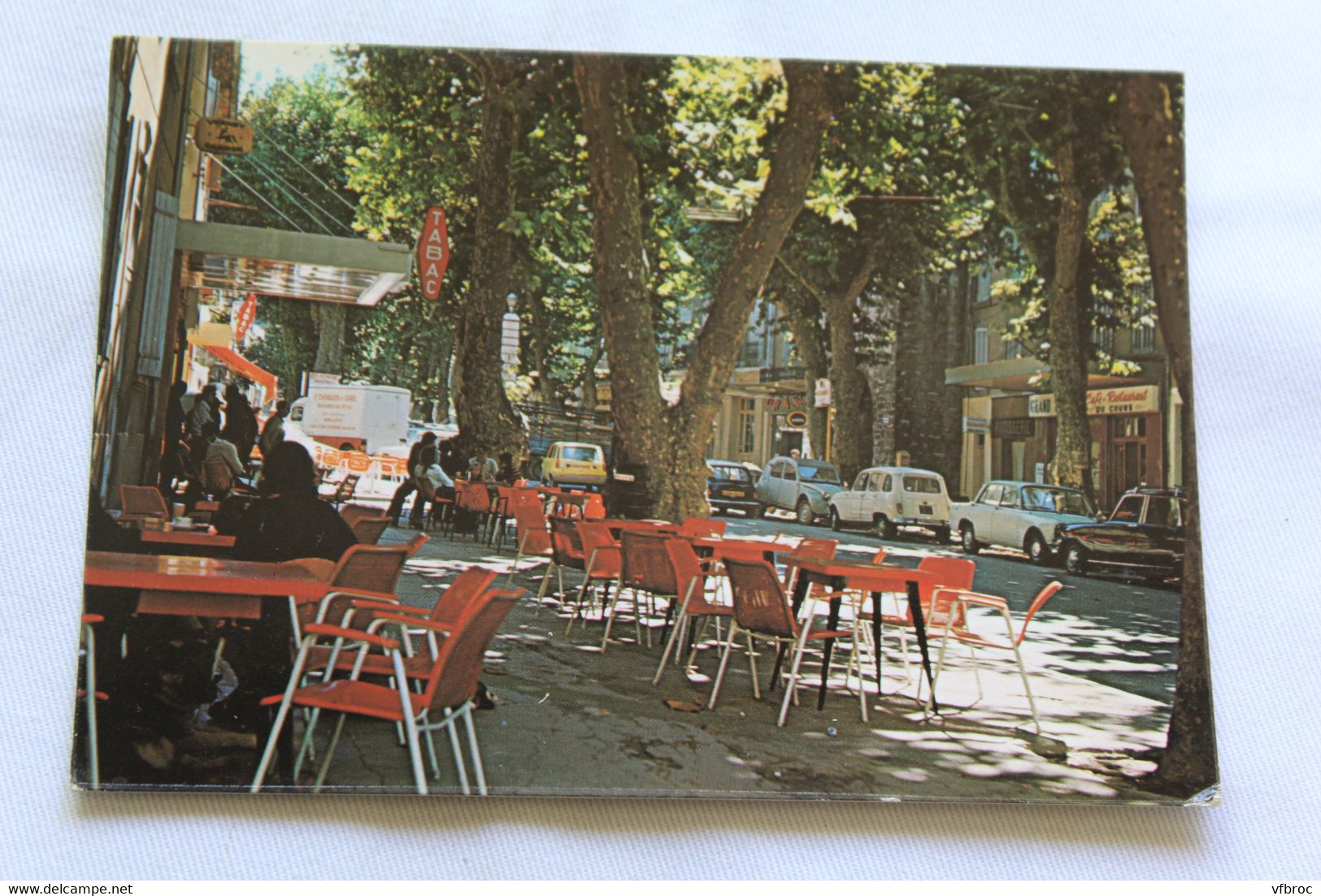 Cpm 1989, Trets, Sous Les Platanes Du Boulevard De La République, Bouches Du Rhône 13 - Trets