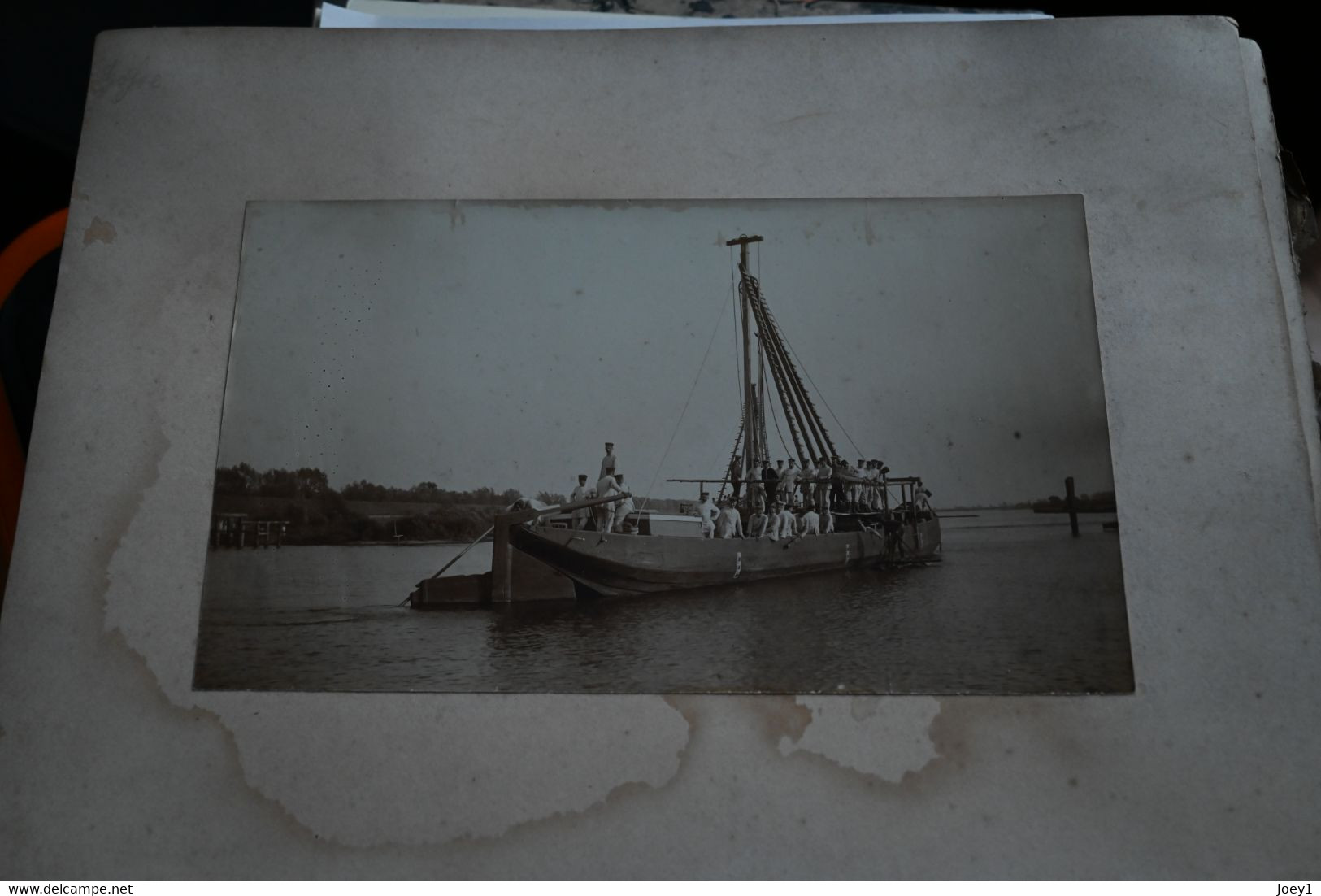 Photo Albuminée 1870 Soldat Allemand Sur Bateau En Bois Format 22/13 - Guerre, Militaire