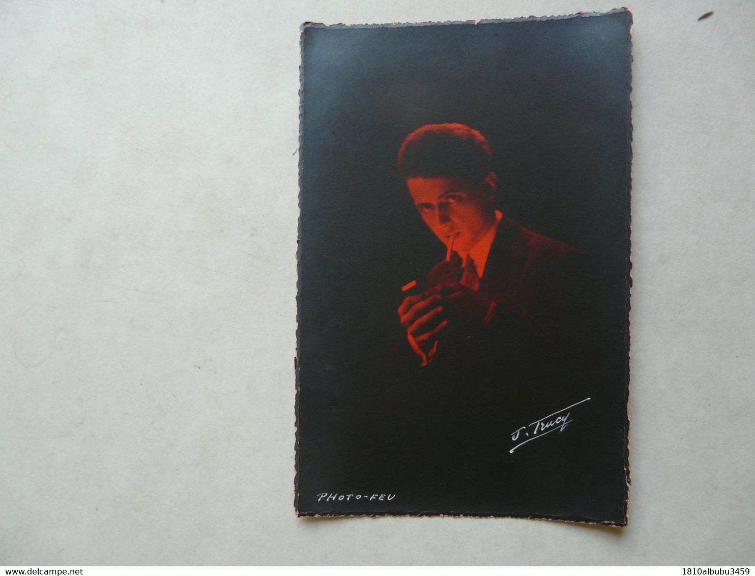 PHOTO ANCIENNE ( 11 X 16,5 Cm) - Portrait D'un Homme Allumant  Une Cigarette 1929 - Personnes Identifiées