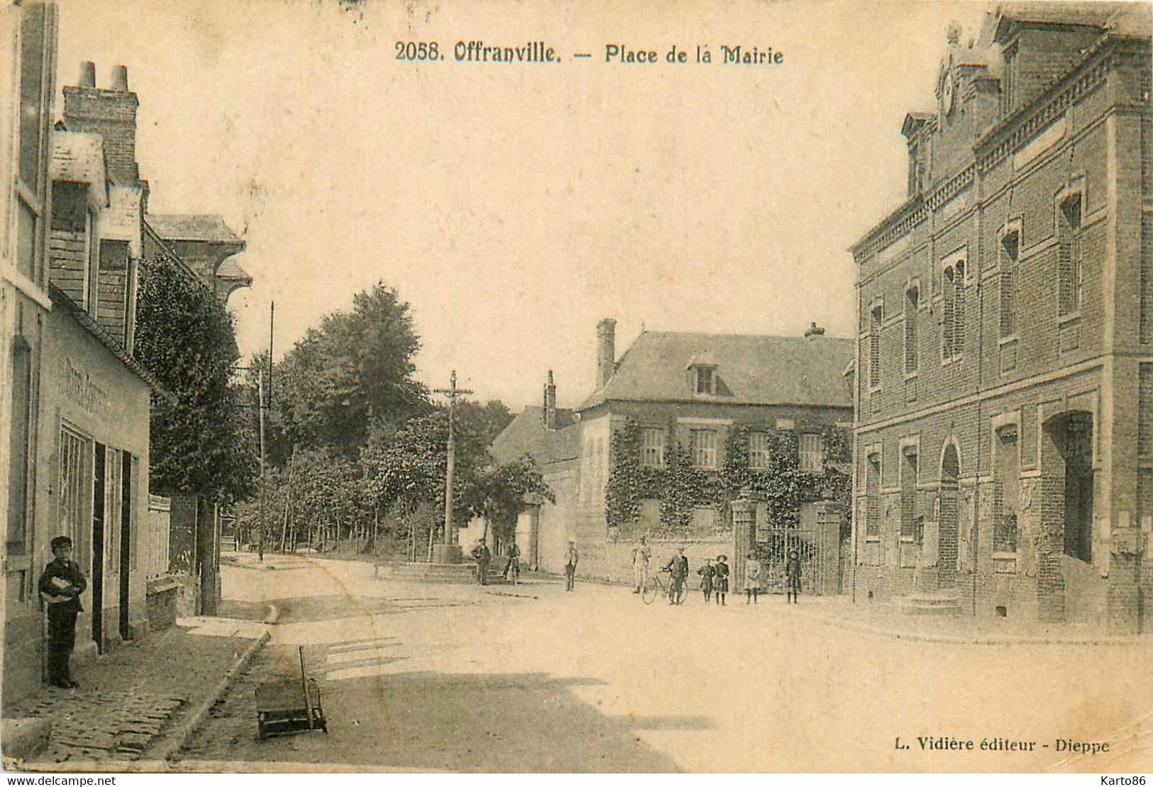 Offranville * Rue Et La Place De La Mairie * Villageois - Offranville
