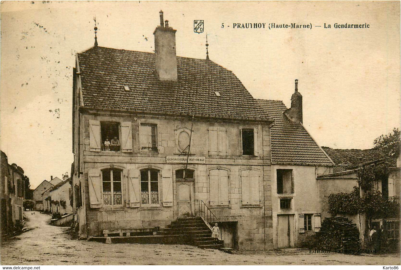 Prauthoy * Place Et La Gendarmerie Nationale - Prauthoy
